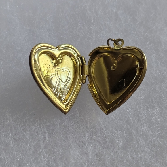 Vintage heart locket pendant gold tone photo holder - Picture 7 of 13